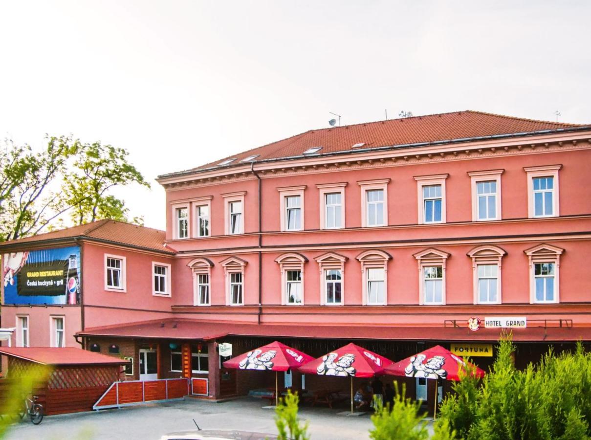 亚罗梅日大酒店 Jaroměř 外观 照片