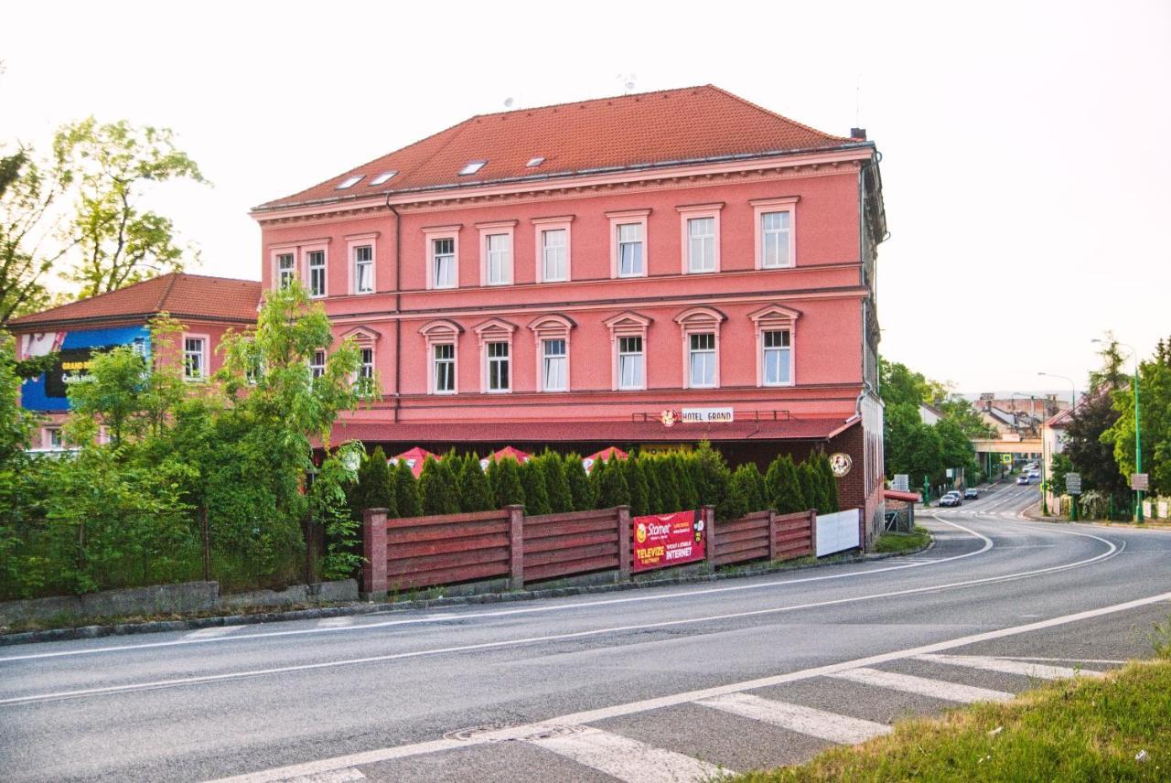 亚罗梅日大酒店 Jaroměř 外观 照片