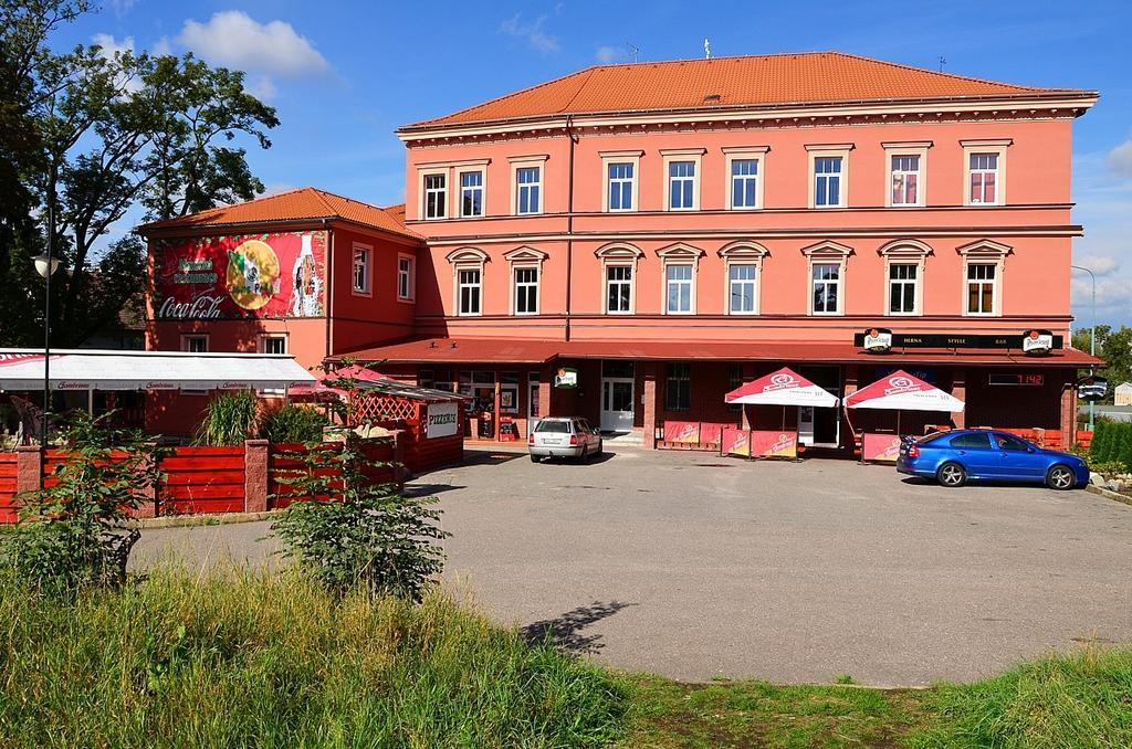 亚罗梅日大酒店 Jaroměř 外观 照片