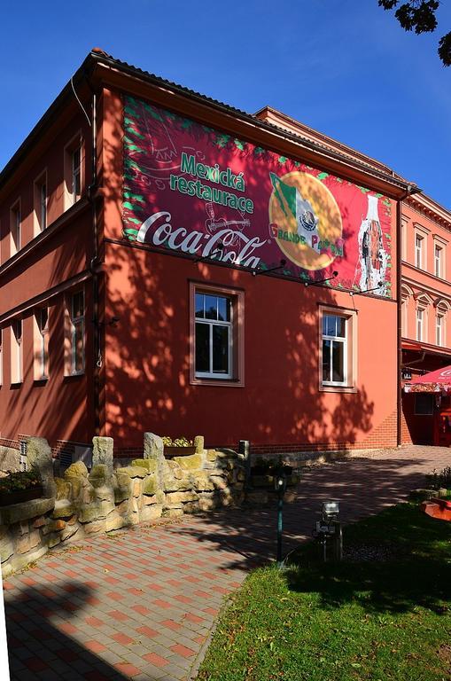 亚罗梅日大酒店 Jaroměř 外观 照片